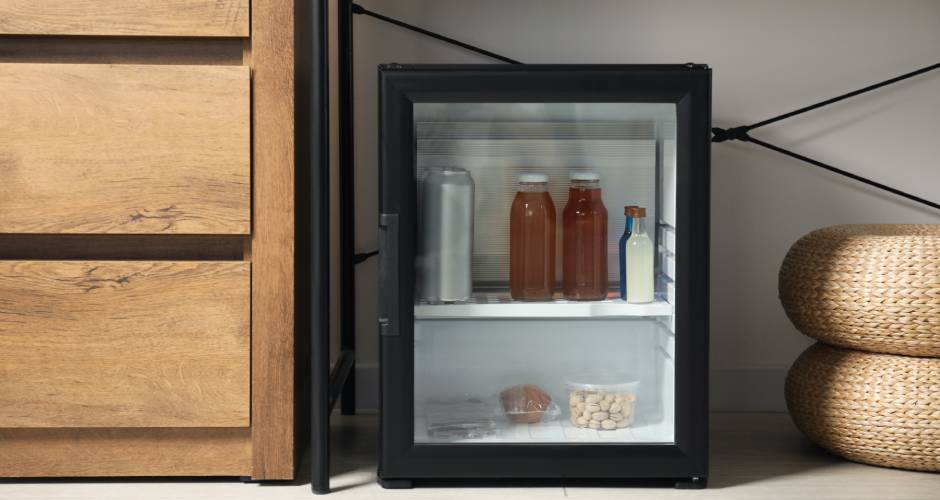 Kaum ein Hotelzimmer-Element wurde in den letzten Jahren so kontrovers diskutiert wie die Minibar.