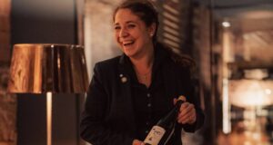 Katharina Iglesias, nimmt den Preis für das "Ausgezeichnete Weinkonzept" der wineBANK entgegen.