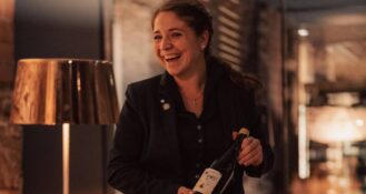 Katharina Iglesias, nimmt den Preis für das "Ausgezeichnete Weinkonzept" der wineBANK entgegen.