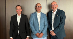 Weiter gut aufgestellt für eine starke Gastronomie: Der bestätigte Vorsitzende des DEHOGA-Beirats Gastronomie Michael Steiger (r.) zusammen mit seinem wiedergewählten Stellvertreter Stefan Klinck (M.) und DEHOGA-Geschäftsführer RA Jürgen Benad.