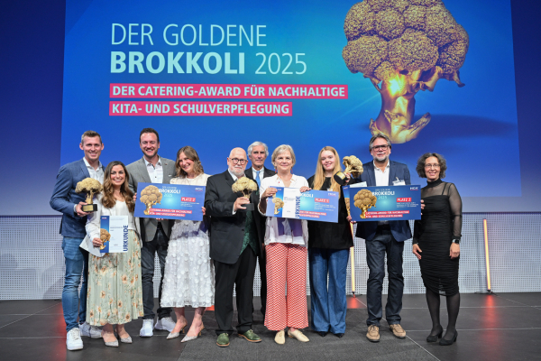 Die Gewinnerinnen und Gewinner des Goldenen Brokkoli 2025 mit den Laudatorinnen und Laudatoren. (Quelle: Matthais Merz Fotografie, Bamberg)
