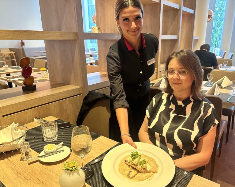 Gianna Karadeniz serviert Jessica Borowiak Zander an Graupenrisotto als Hauptspeise