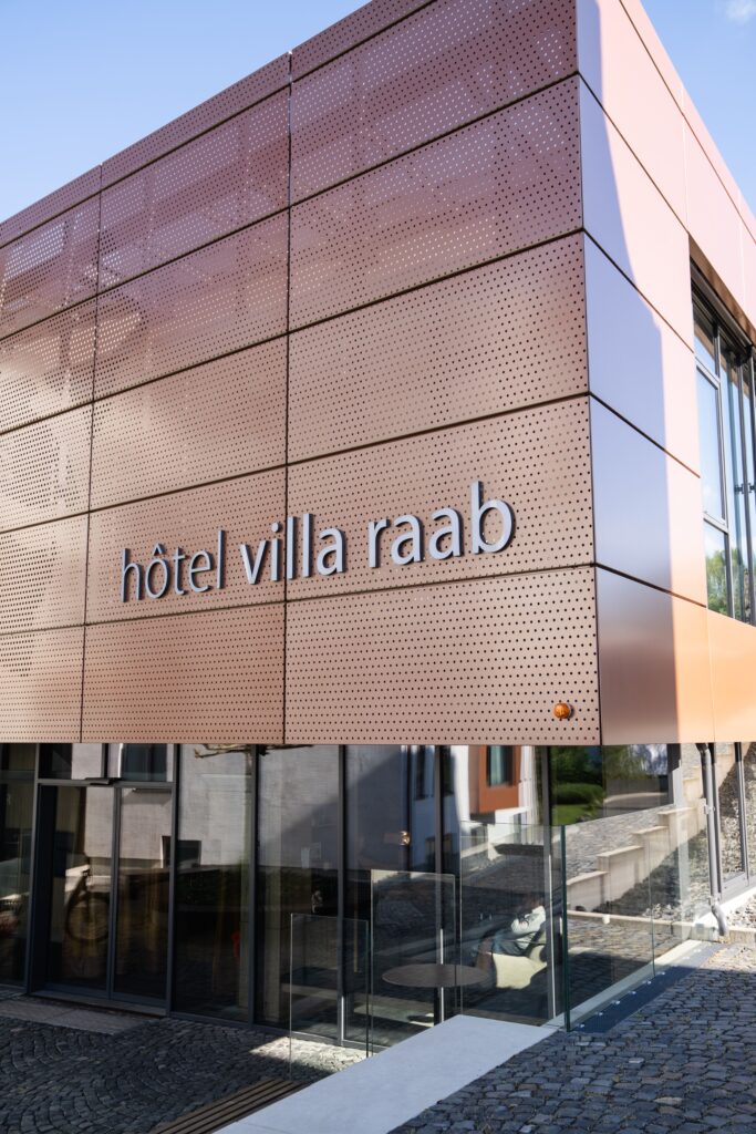 Im Hotel Villa Raab in Alsfeld stehen die Zeichen auf Energiekosten sparen – dank einer Kooperation mit der Johannes Schuetze Holding AG.