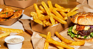 Die McCain SureCrisp Max sind die ultimative Lösung für heiße und knusprige Pommes überall und jederzeit – auch im Delivery- und Take-Away-Geschäft.