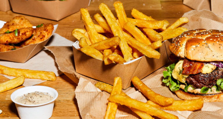 Die McCain SureCrisp Max sind die ultimative Lösung für heiße und knusprige Pommes überall und jederzeit – auch im Delivery- und Take-Away-Geschäft.
