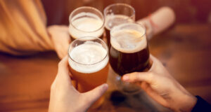 Am ersten Freitag im August ist der Internationale Tag des Bieres! Pünktlich dazu zeigt der kollex Bier-Monitor 2025: Die Deutschen mögen Bier, doch wandern alkoholfreie Varianten und Biermischgetränke in der Gastronomie immer häufiger über den Tresen.