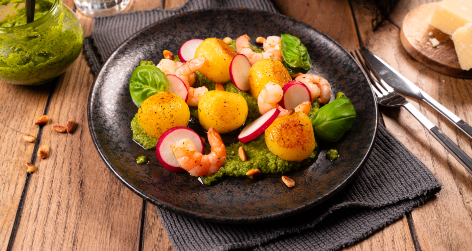 Zahlreiche kreative Rezepte mit Knödeln gibt es auf der Website von Burgis, z. B. für Knödel mit Radieschenpesto.