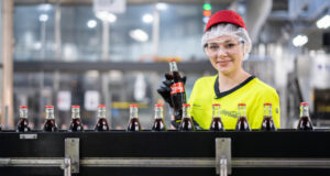 Ob im schleswig-holsteinischen Mölln oder im bayerischen Fürstenfeldbruck – in den regionalen Betrieben von Coca-Cola in Deutschland sorgen die Mitarbeitenden dafür, dass die Getränke dort produziert werden, wo sie konsumiert werden.
