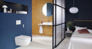 Mit dem neuen Geberit AquaClean Alba bringt Geberit den Gästekomfort eines Dusch-WCs in jedes Hotelbad.