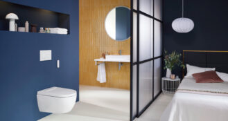 Mit dem neuen Geberit AquaClean Alba bringt Geberit den Gästekomfort eines Dusch-WCs in jedes Hotelbad.