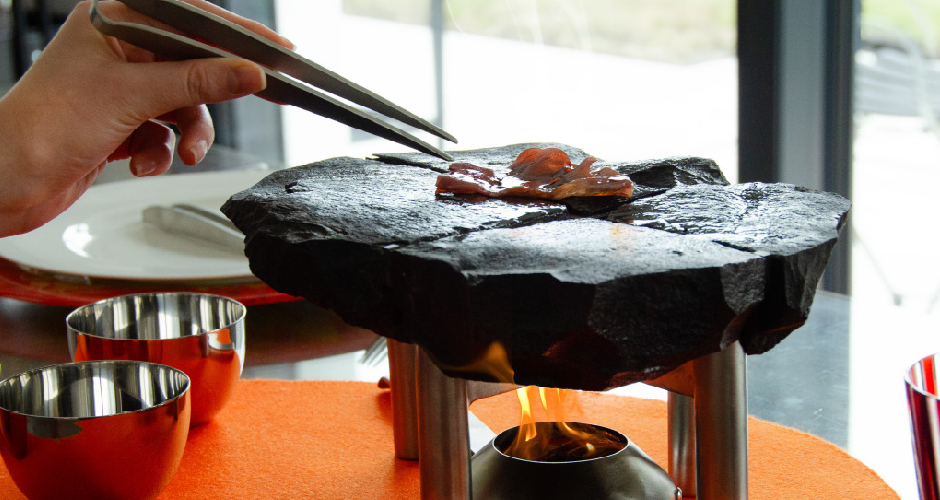 Hendrick Machauer hat einen Grill entworfen, der in Material und Form an die kreativ zubereiteten Gerichte des Sternerestaurants erinnert