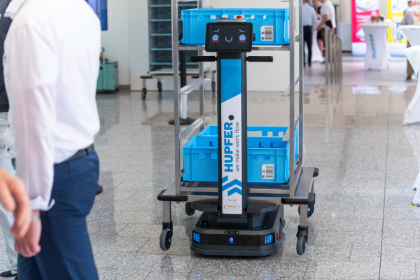 Perfekte Logistik, die entlastet – nicht Koch oder Servierkraft schieben, sondern der Roboter übernimmt präzise den Transport von A nach B. Eine Kooperation zwischen Giobotics und Hupfer.