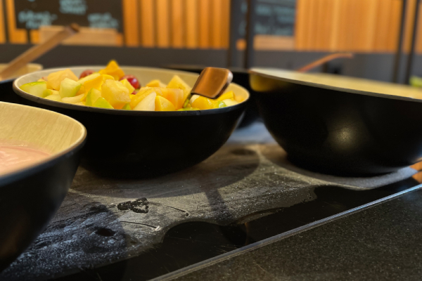 Weniger Geräte – kleinerer Footprint: die Kalt-Warm-Platte von Hupfer als stylishe Zwei-in-eins-Lösung zum Präsentieren von kalten oder warmen Speisen.