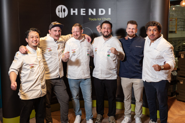 Die Finalisten von Koch des Jahres 2025 kreierten gemeinsam ein Menรผ im Culinary Lab von Hendi (v.l.): Masaru Oae, Fabian Hรถckenreiner, Helge Straub-Schilling, Daniel Wallenstein, Erwin Dillmann und Julio Pizarro. (Es fehlte: Niklas Reinholz)