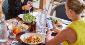 Laut Lightspeed sparen Gäste beim Restaurantbesuch – flexible Angebote und digitale Tools sichern Umsatz.