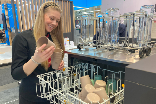 Mehrwegbecher und -Bowls werden in Frischwasserspül-maschinen der Serie MasterLine sauber – und dank erhöhter NachspülTemperaturen auch zuverlässig trocken.