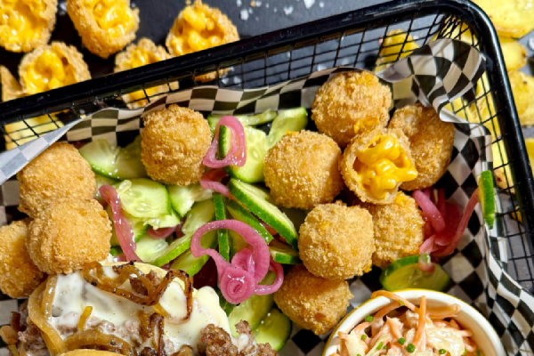 Die Mac'n'Cheese Bites von Salomon FoodWorld eignen sich als Burger-Upgrade mit Crunch, fรผr Loaded Fries, Bowls, Sharing-Platter oder einfach als Side Dish mit Wow-Faktor.