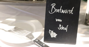Greens unlimited setzt die Schafbratwurst des Projekts reffiSchaf in Berliner Schulmensen ein. Das Projekt fördert die ganzheitliche Verarbeitung.