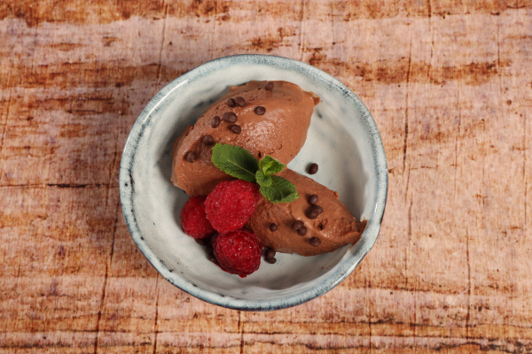 Hanf Mousse vegetarisch mit Sahne und schokolierten Hanfsamen