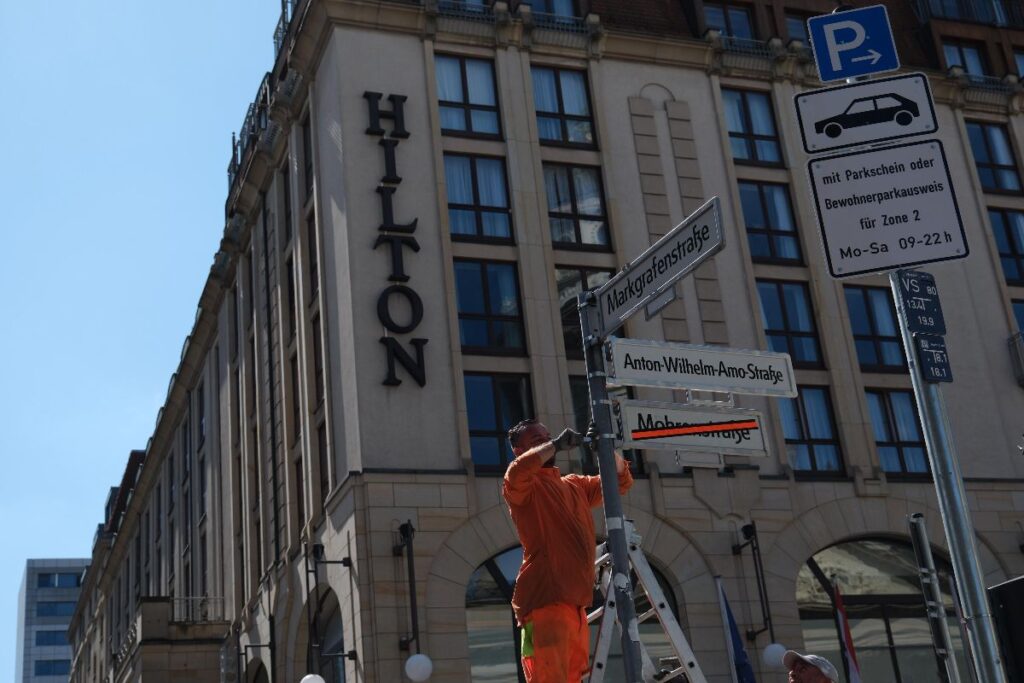 Seit 23. August 2025 trägt das Hilton Berlin am Gendarmenmarkt eine neue Adresse – ein klares Bekenntnis zu Vielfalt und internationaler Gastfreundschaft.