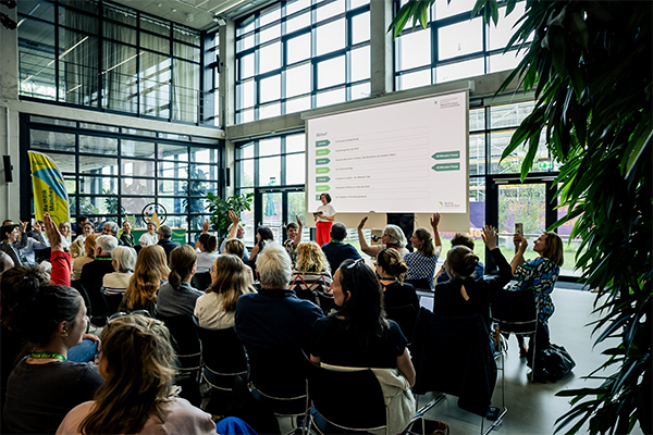 Reger Austausch im Plenum beim ersten Kongress im Haus der Kost.