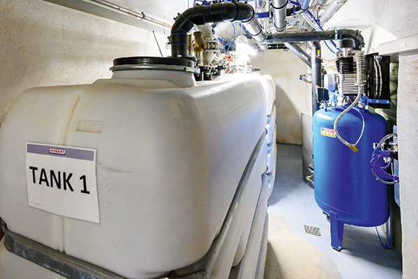 Über eine Aufgabestation direkt an der Spülmaschine gelangen die Speisereste beim BiComTec-System von Hobart per Druckluft und Kunststoffleitung mit bis zu 8 bar in den Tank.
