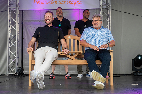 Stefan und Günther Lehmann bekamen von ihrem Team zum 20-jährigen Jubiläum eine Bank geschenkt, damit sie auch mal die Füße stillhalten.
