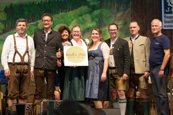 Die Verbundpartner des Projektes Mehr Bio auf der Wiesn zum Auftakt am Biobauerntag 2024 (v.l.) Oliver Alletsee (Vorsitzender Bioland Landesverband Bayern), Thomas Lang (Vorsitzender Bioland Landesverband Bayern sowie Vorsitzender der LVÖ Bayern und des BÖLW), Karin Romeder (Mitglied der Geschäftsleitung Naturland Zeichen GmbH), Johanna Zierl (Projektleiterin „Mehr Bio auf der Wiesn"), Maria Hohenester (Geschäftsführerin der LV Bayern) Wilhelm Heilmann (Geschäftsführer Naturland Zeichen GmbH), Peter Inselkammer (Wiesnwirt des Armbrustschützenzelts und Sprecher der Wiesnwirte), Michael Rittershofer (Geschäftsführer TAGWERK e. V.)