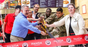 Panda Express Eröffnung mit V.l.n.r.: Matthias Krotky (Lagardère), Robin Boylan (Exchange General Manager), William Liu (Director International and License), Benjamin Keuchel (Lagardère), CPT Boluwatife Obembe (US Garrison Stuttgart), MSG Carlos Boggs (USAG Stuttgart), Tina Eakin (Services Business Manager, EUCOM Consolidated Exchange)