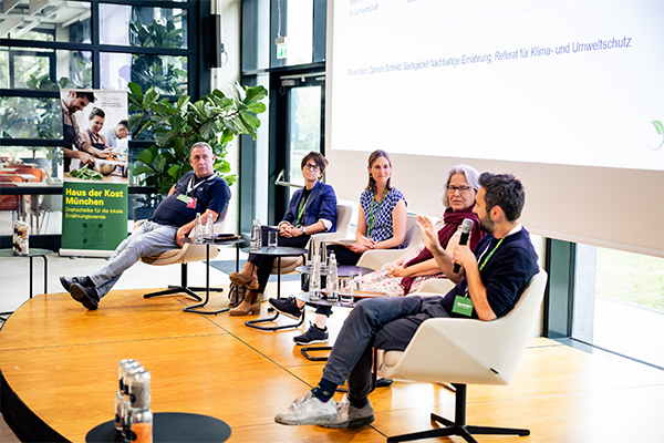 Reger Austausch bei der Podiumsdiskussion beim ersten Kongress im Haus der Kost.