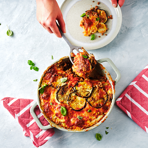 Berglinsen-Moussaka – proteinreich und vegetarisch – nach einem Rezept und mit Produkten von Müller's Mühle.