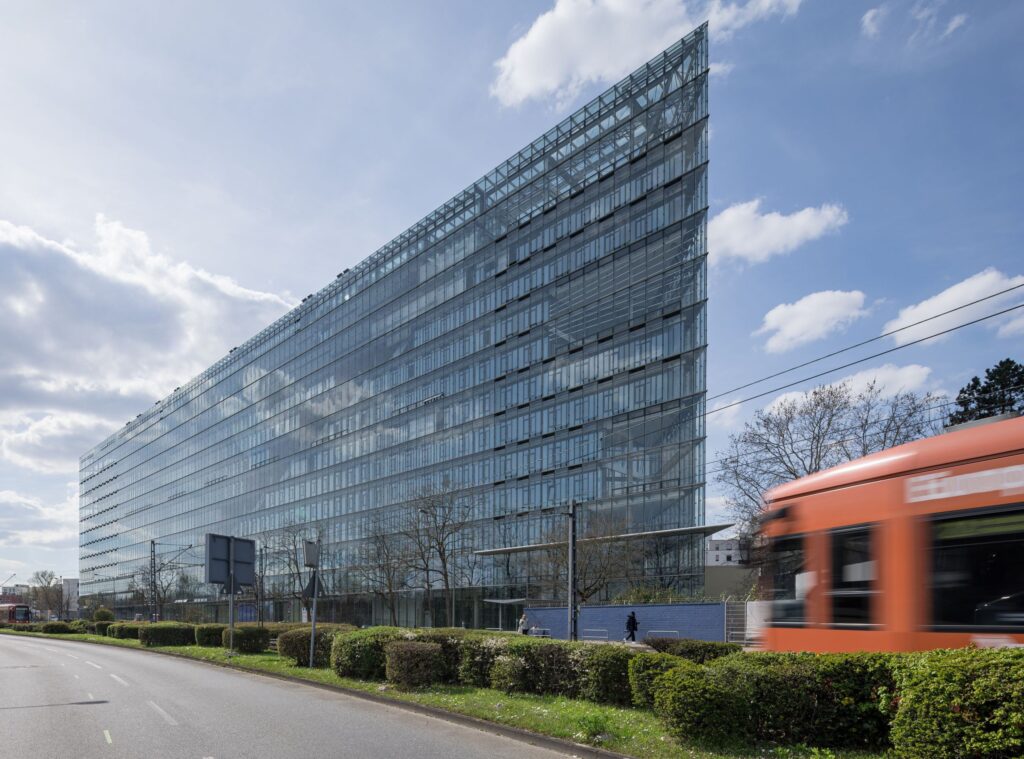 Die Compass Group startet im Primsa Frankfurt ein modernes Gastronomiekonzept mit Restaurant, Coffee, Lounge & Bar, das den Fokus auf Nachhaltigkeit legt.