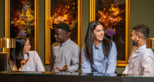 Leonardo Hotels bietet Auszubildenden faire Bedingungen, persönliche Betreuung und klare Karriereperspektiven. Mit 30 Urlaubstagen, einer 38-Stunden-Woche und kaum Überstunden liegt die Hotelgruppe deutlich über Branchenniveau.