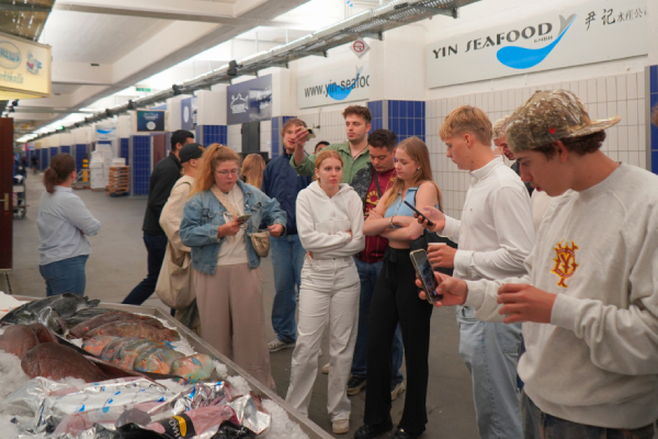 Die Teilnehmer des JRE Azubitages verfolgten gespannt die Tuna Show in der Hamburger Fischmarkthalle.
