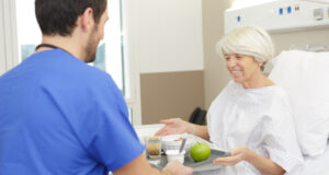 Der NutritionDay 2025 soll auf die Ernährungssituation in Krankenhäusern und Pflegeeinrichtungen aufmerksam machen – und damit verbunden auf die Problematik der Mangelernährung. Das LErn BW informiert in einer Online-Veranstaltung darüber sowie wie eine Teilnahme möglich ist.