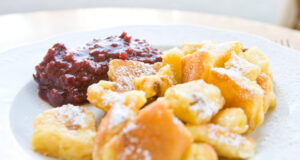 Um den Kaiserschmarrn dreht es sich in einem Kaiserschmarrn-Contest am 14. September in Berlin - hier treten Sebastian Frank vom Restaurant Horváth, Nikodemus Berger vom Bonvivant und Mathias Brandweiner von der Hafenküche gegeneinander an. Wer bereitet den besten Kaiserschmarrn zu?