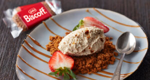 Mit Lotus Biscoff® lassen sich Klassiker im Handumdrehen in überraschende Biscoff®-Varianten abwandeln. In der Profiküche erhalten klassische Desserts wie luftige weiße Schokoladen-Mousse das gewisse Extra.