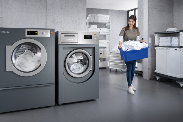 Kurze Laufzeiten, automatische Erkennung des Beladungsgewichts und entsprechend angepasste niedrige Verbräuche von Strom und Wasser – so punkten die Maschinen von Miele Professional.