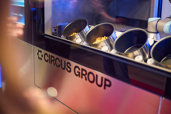 Der erste in Serie gefertigte Kochroboter Next-Gen CA-1 der Circus Group steht im Meta-Büro München.