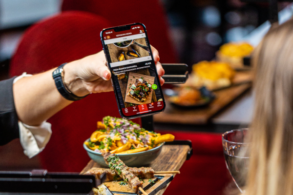 Auf der Speisekarte steht eine internationale Vielfalt an Gerichten in Tapasgröße,  igens entwickelte Signature-Drinks sowie eine moderne Cocktailauswahl. Gäste bestellen und bezahlen die über die Pincho Nation App.