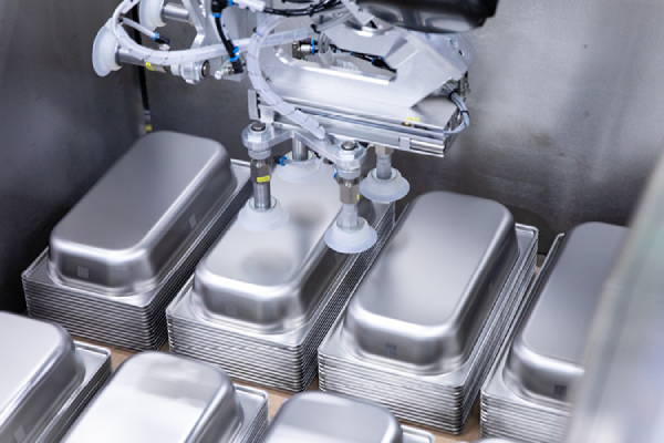 Robotik-ready: Die platzsparend gestalteten neuen GNauto-Behälter von Rieber lassen sich automatisch greifen, stapeln und entstapeln – ein zentraler Baustein der digitalisierten und hocheffizienten Logistik.