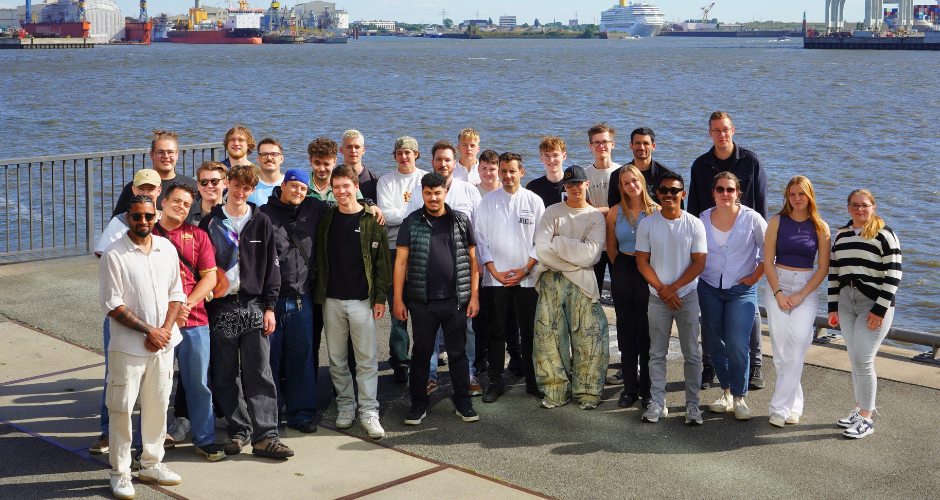 Am Ufer der Hamburger Elbe versammelten sich die Teilnehmer des JRE Azubitages vor dem Rive Fish & Faible gemeinsam mit den Hamburger JRE-Köchen Felix Dietz, Stefan Fäth und Maurizio Oster.