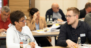 Die Herbstakademie des VKK findet am 22. und 23. Oktober 2025 statt und bietet Mitgliedern des Verbandes sowie Nicht-Mitgliedern ausreichend Möglichkeiten zum Netzwerken und Austausch.