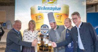 Die Wirtsfamilie Zimmer wird Pächter des Weihenstephaner am Platzl: v.l. Prof. Dr. Josef Schrädler (Direktor der Bayerischen Staatsbrauerei Weihenstephan), Cornelia Zinner, Sebastian Zinner, Ferdinand Zinner (Wirtsfamilie) sowie Staatsminister Markus Blume