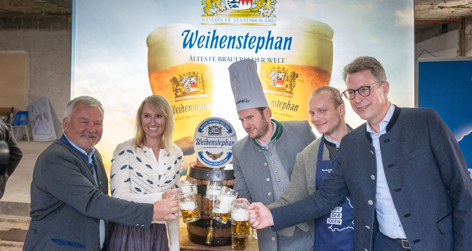 Die Wirtsfamilie Zimmer wird Pächter des Weihenstephaner am Platzl: v.l. Prof. Dr. Josef Schrädler (Direktor der Bayerischen Staatsbrauerei Weihenstephan), Cornelia Zinner, Sebastian Zinner, Ferdinand Zinner (Wirtsfamilie) sowie Staatsminister Markus Blume