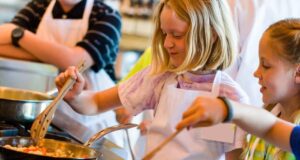 Kinder kochen gemeinsam mit VielfaltMenü für mehr Ernährungsbildung.