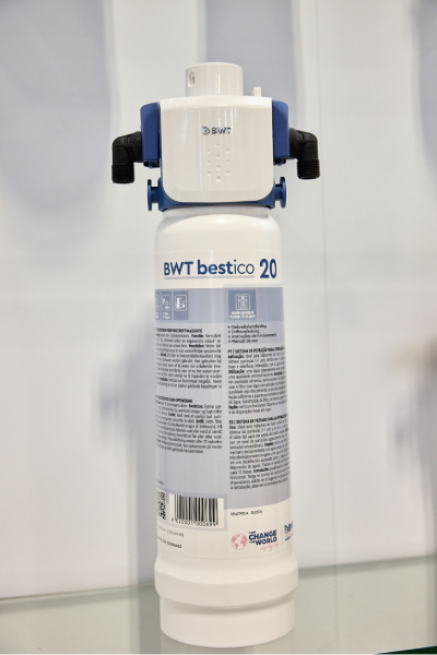 Für einzigartige Trinkerlebnisse mit glasklarem Eis hat BWT water+more die BWT bestico Filterkerze entwickelt. Ihr mehrstufiger Filtrationsprozess sorgt für geschmacksneutrales Wasser.