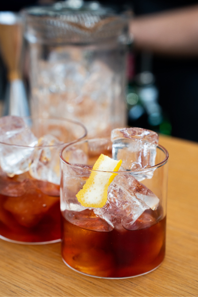 Kristallklares Eis schmilzt deutlich langsamer als herkömmliche Eiswürfel, wodurch die Aromen des Drinks länger erhalten bleiben.
