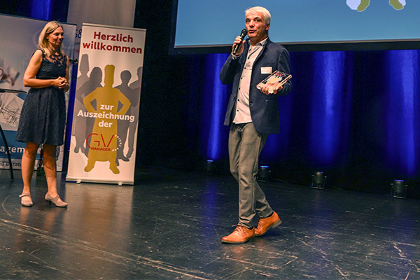 Christian Brogle, GV-Manager des Jahres 2025, bei seinen Dankesworten auf der Bühne.