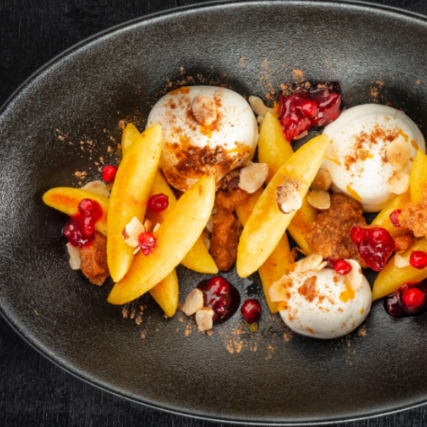 Rezept für weihnachtliche Schupfnudeln mit Topfencreme, Preiselbeeren und Lebkuchengewürz von Bürger Profiküche.